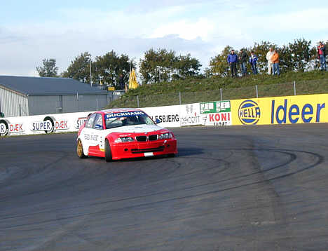 HKH Prins Joachim 'præsterede' en donut for enden af langsiden . . . .
(Foto: Motorsporten.dk)